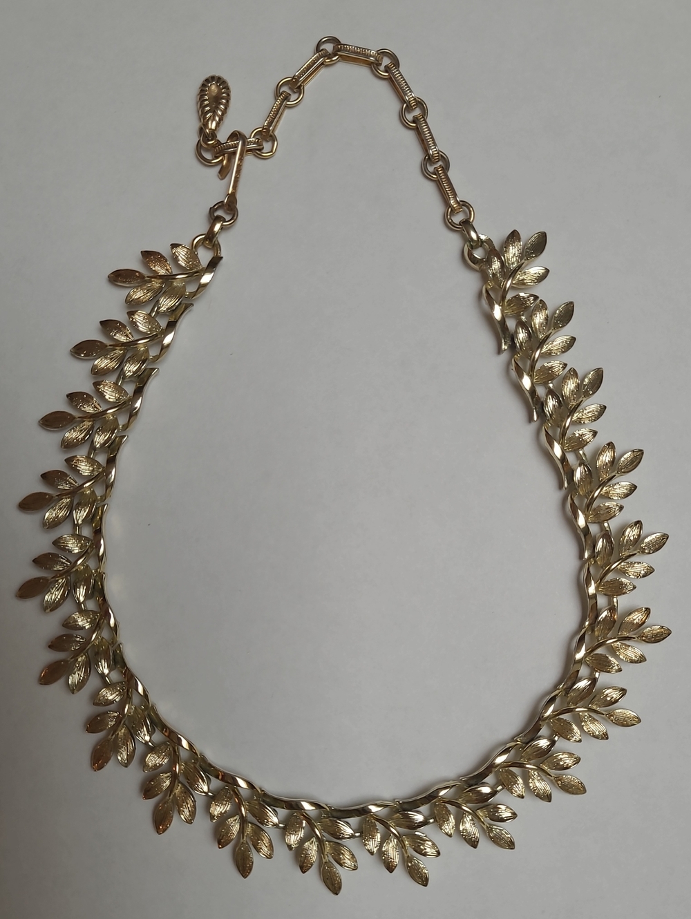 Vintage Lisner Textured Gold Tone Leaf Choker Necklace